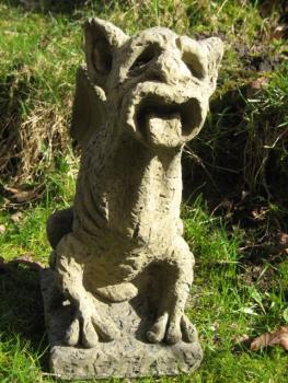 Gargoyle mit herausgestreckter Zunge Antikstein