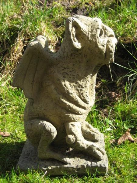 Gargoyle mit herausgestreckter Zunge Antikstein
