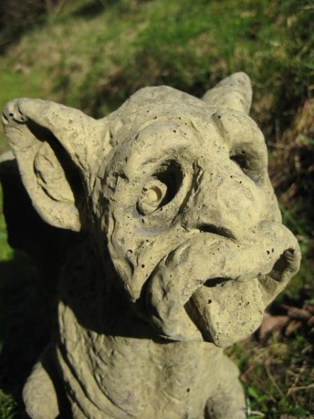 Gargoyle mit herausgestreckter Zunge Antikstein